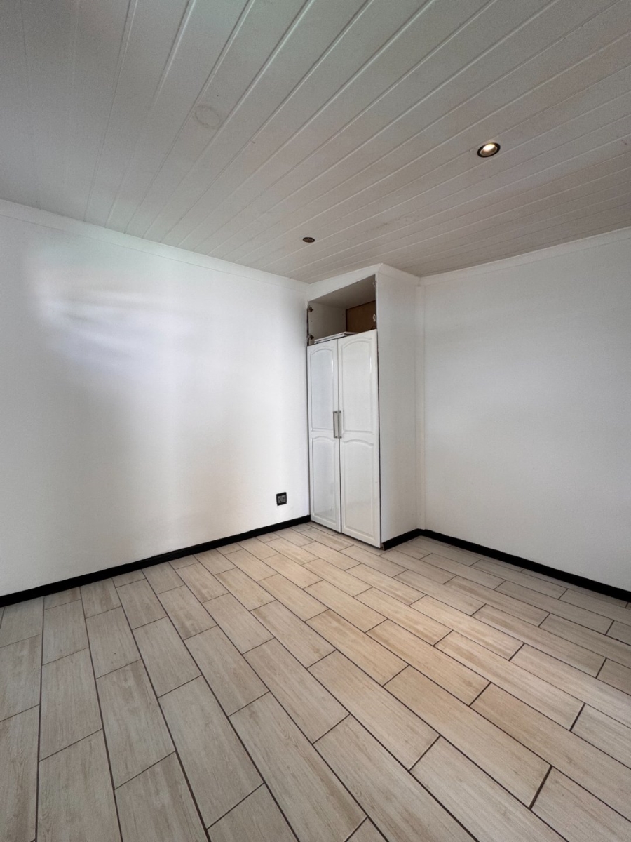 To Let  Bedroom Property for Rent in Goodwood Central Western Cape